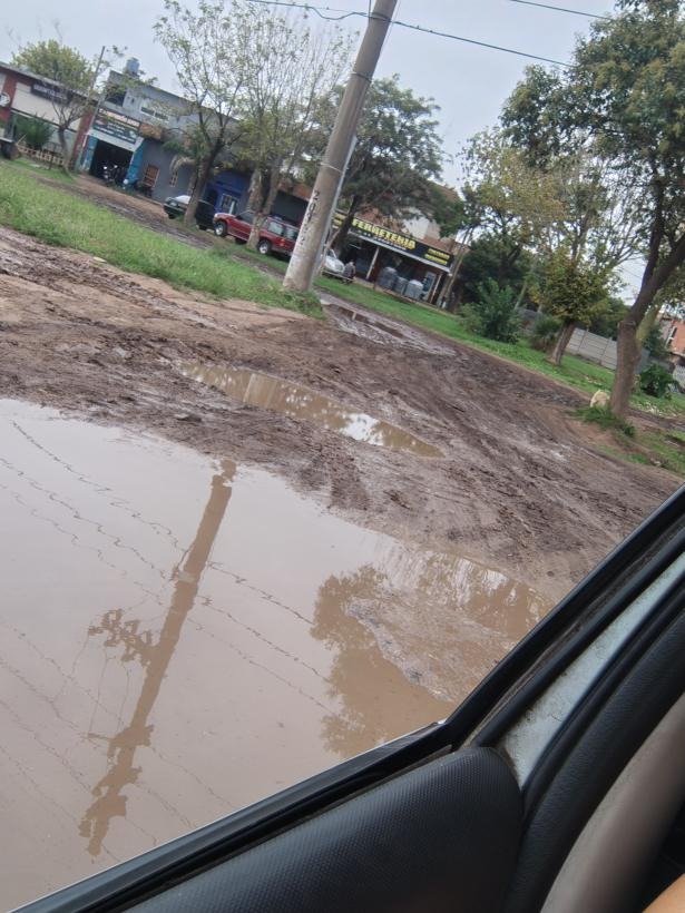 Imposible pasar por la calle Gavilan al 200, en el Km 37🤦