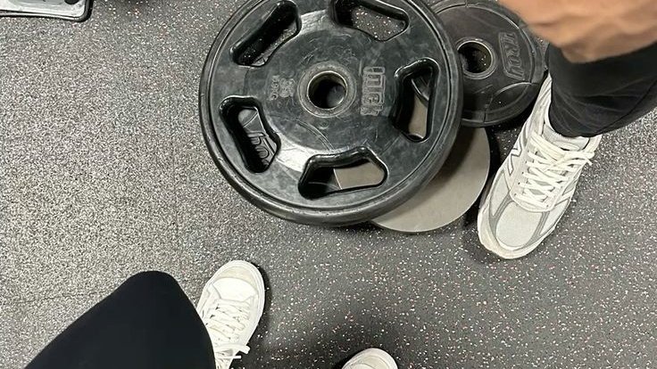 chawiizpp's tweet photo. #zeenunew mini au ♡

🏋️‍♂️💋 NuNew sempre desprezou academia, mas aceita o desafio de um amigo para treinar por um mês. Inexperiente, Chawarin recorre a um personal — e não previa que fosse tão atraente. De súbito, sua motivação muda: ter aquele homem vira o seu principal objetivo. https://t.co/fC8fLTHsZH