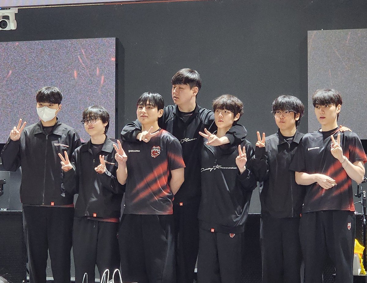 콘푸로스트 tweet media