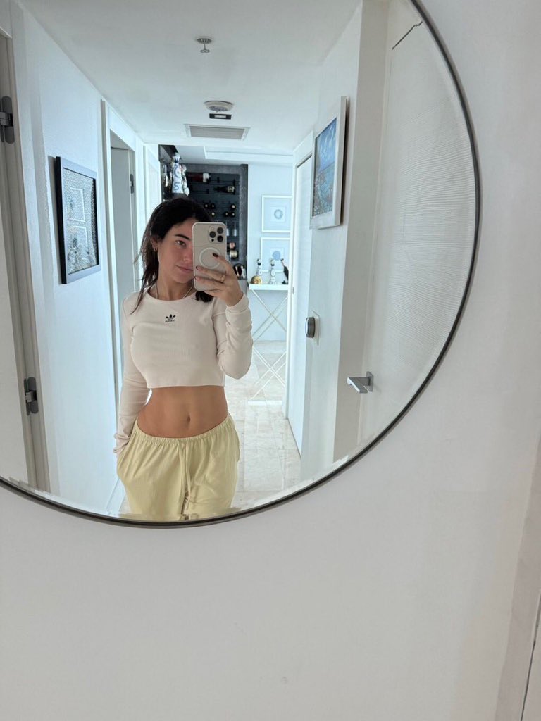 Angievarona tweet media