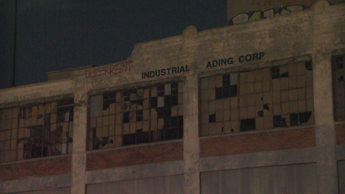 Media371's tweet image. A 19-year-old male has died after some youths were on the roof of an abandoned warehouse on Aberdeen Avenue in Hamilton overnight. He fell through the structure and was pronounced dead on scene. Coroner and @HamiltonPolice investigating.  #HamOnt