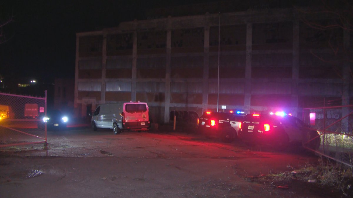 Media371's tweet image. A 19-year-old male has died after some youths were on the roof of an abandoned warehouse on Aberdeen Avenue in Hamilton overnight. He fell through the structure and was pronounced dead on scene. Coroner and @HamiltonPolice investigating.  #HamOnt