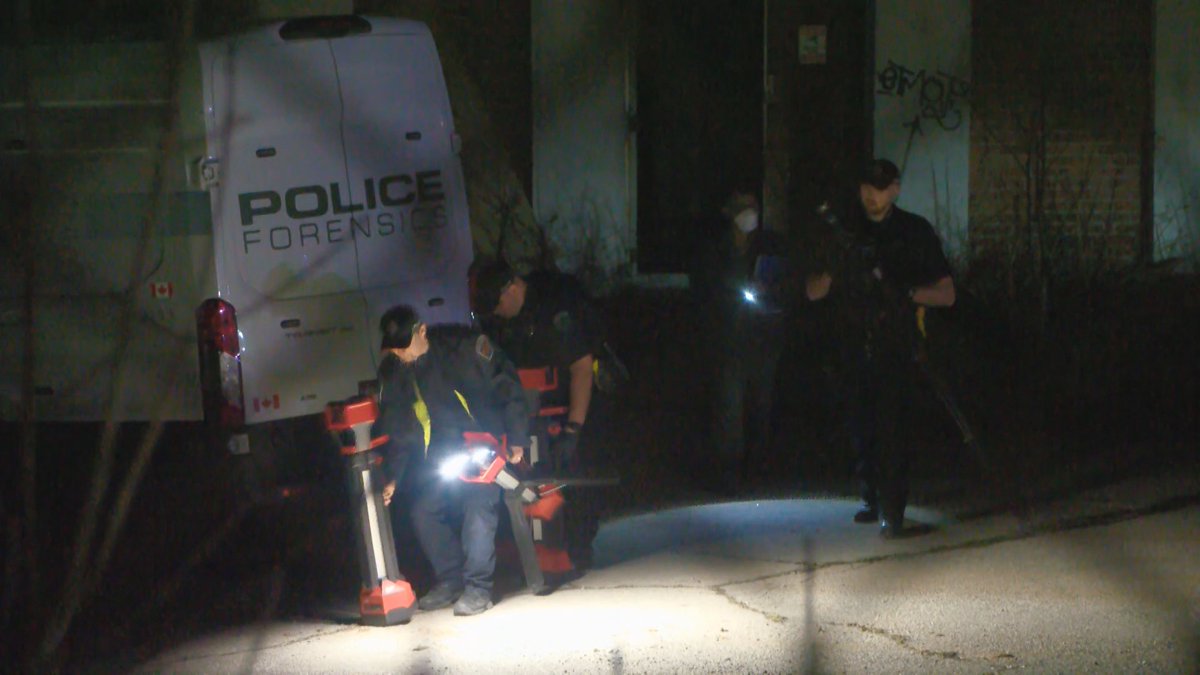 Media371's tweet image. A 19-year-old male has died after some youths were on the roof of an abandoned warehouse on Aberdeen Avenue in Hamilton overnight. He fell through the structure and was pronounced dead on scene. Coroner and @HamiltonPolice investigating.  #HamOnt