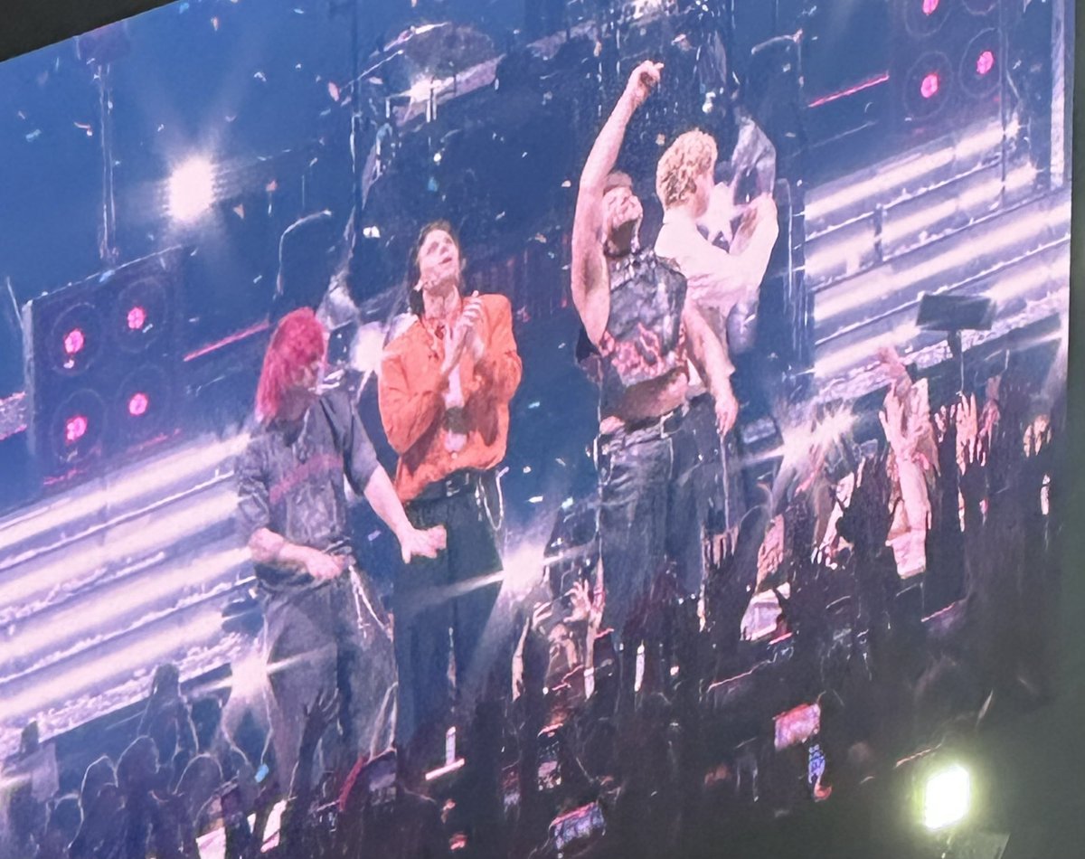 Skeletonlemon1's tweet photo. London 🌟
#5sos #EAStour https://t.co/rSdlBKE58s