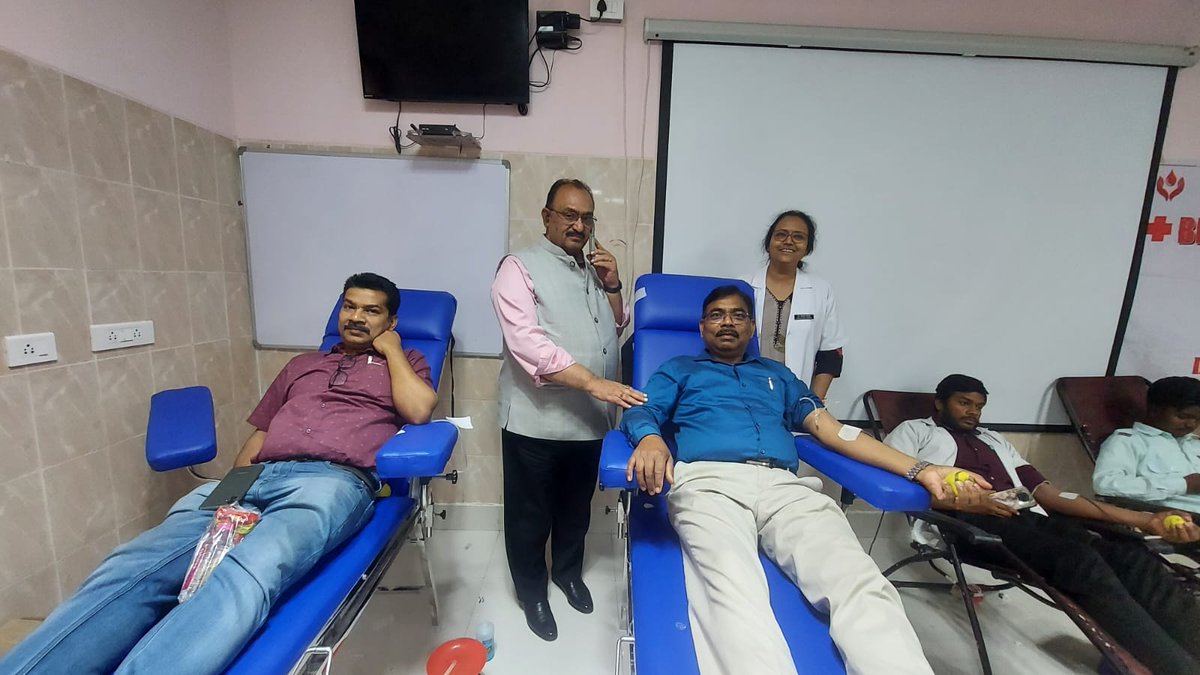 RanchiHealth's tweet image. सदर अस्पताल रांची में थैलेसीमिया एवं सिकल सेल एनीमिया से पीड़ित बच्चों के लिए विशेष रक्तदान शिविर का आयोजन किया गया जिसमें चिकित्सक,नर्स,स्वास्थ्य कर्मी एवं अन्य कर्मचारियों के द्वारा स्वेच्छा से रक्तदान कर 102 यूनिट रक्त संग्रह किए गए l
#BloodDonationCamp
#Savelife