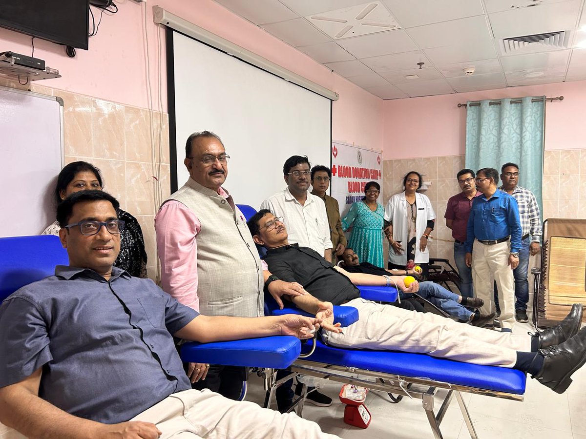 RanchiHealth's tweet image. सदर अस्पताल रांची में थैलेसीमिया एवं सिकल सेल एनीमिया से पीड़ित बच्चों के लिए विशेष रक्तदान शिविर का आयोजन किया गया जिसमें चिकित्सक,नर्स,स्वास्थ्य कर्मी एवं अन्य कर्मचारियों के द्वारा स्वेच्छा से रक्तदान कर 102 यूनिट रक्त संग्रह किए गए l
#BloodDonationCamp
#Savelife