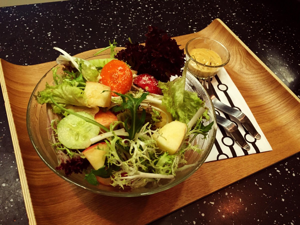 Babette297's tweet photo. Quick u0026 cozy lunch: Grilled chicken salad with fresh greens, cherry tomatoes, cucumber, and a drizzle of lemon-tahini dressing. Ready in 15 mins—perfect for busy weekdays! https://t.co/XBabUQovVv