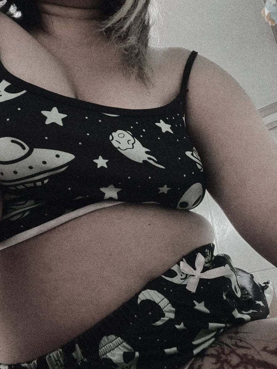 👽