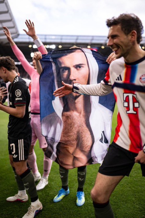 Leon Goretzka 🇩🇪 s’est fait afficher par ses coéquipiers aujourd’hui. 😭😭😭