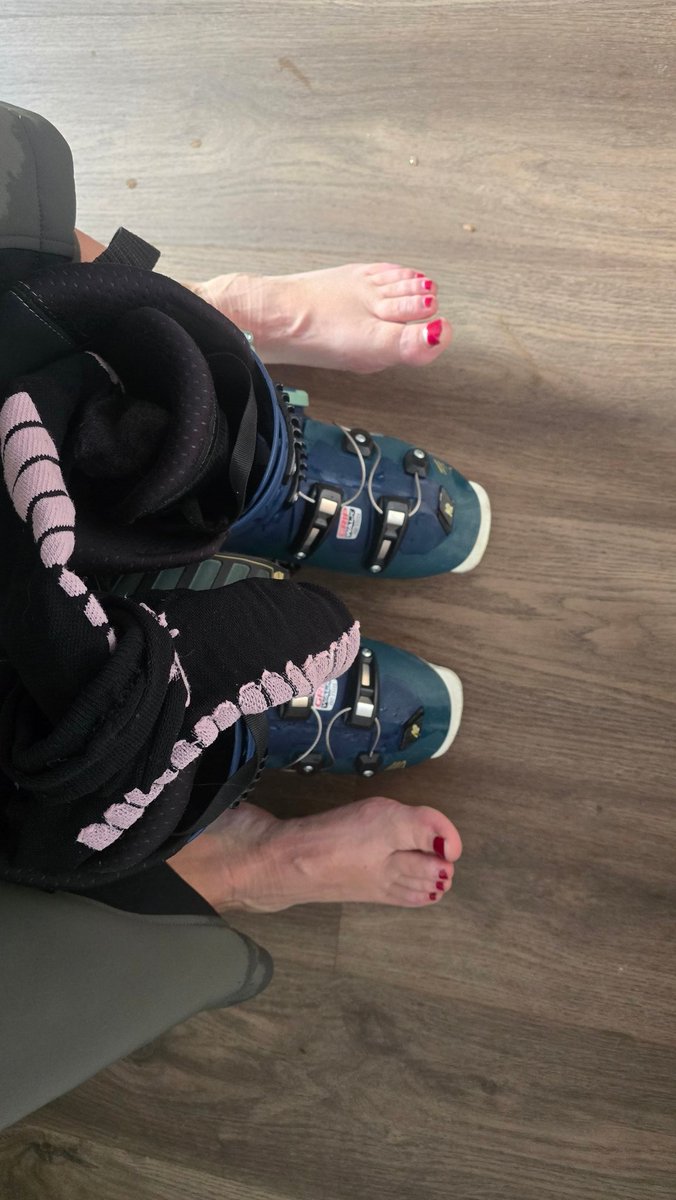 Lizzy1215667's tweet photo. Sweaty feet after a long day skiing 👣 I know you would love to smell them.... 

@rt_domm 
@cheesytoesands2 
@rt_feet 
@RTFeetPromo 
@FootModelsNet 
@goodrtboy90 https://t.co/LilniBmQsg