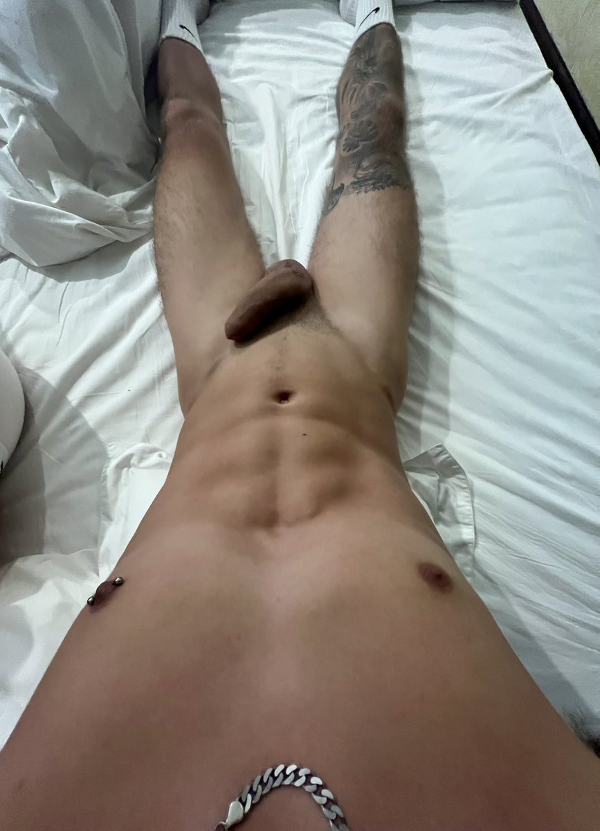 mullxc_'s tweet photo. Who’s wants to join me in bed? 🍆 https://t.co/h4v0qiEm0p