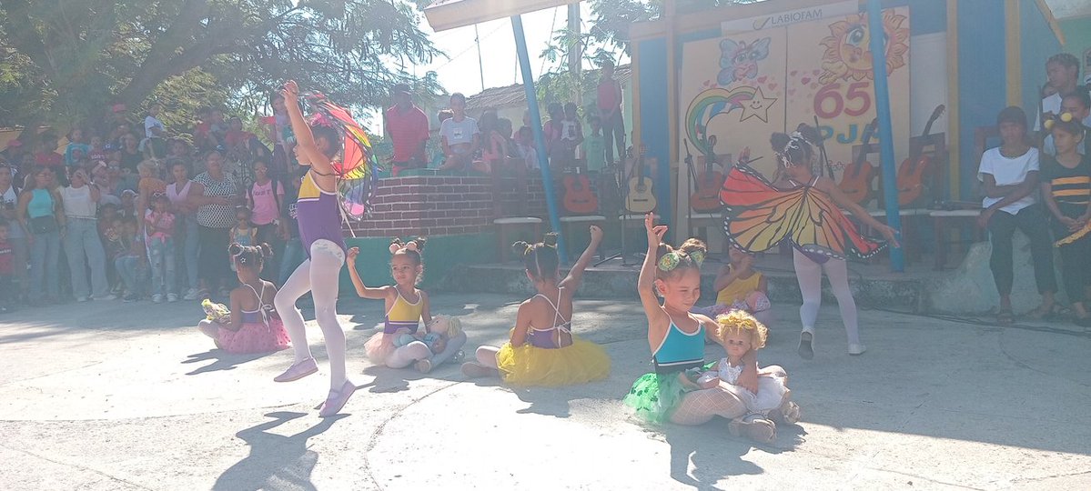 Se realizó en Jiguaní Gala Artística con el espectáculo "Alegrías de Abril" por la Colmenita Jiguanicera " Río de Oro", dedicada a homenajear al 65 y 64 aniversario de la OPJM y la UJC.
#EducaciónJiguaní #EducaciónGranma 
#CubaMined