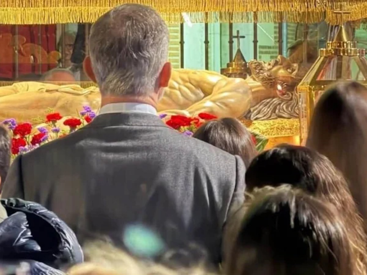 TheNorskaPaul's tweet image. On #GoodFriday in #Spain HM’s King Felipe VI, Queen Letizia &amp;amp; their two daughters attended the Holy Week ‘Silence Procession’ in Carabanchel, walking the Plaza de la Parroquia &amp;amp; around the neighbourhood with the many participants.

“Viernes Santo” is the most spiritually