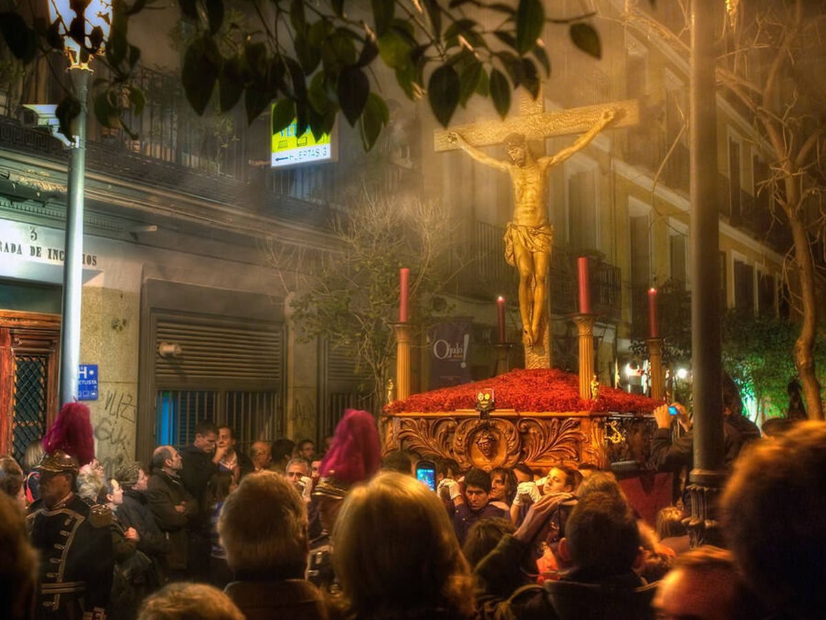 TheNorskaPaul's tweet image. On #GoodFriday in #Spain HM’s King Felipe VI, Queen Letizia &amp;amp; their two daughters attended the Holy Week ‘Silence Procession’ in Carabanchel, walking the Plaza de la Parroquia &amp;amp; around the neighbourhood with the many participants.

“Viernes Santo” is the most spiritually