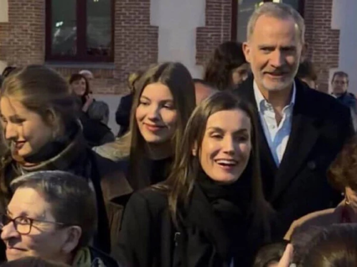 TheNorskaPaul's tweet image. On #GoodFriday in #Spain HM’s King Felipe VI, Queen Letizia &amp;amp; their two daughters attended the Holy Week ‘Silence Procession’ in Carabanchel, walking the Plaza de la Parroquia &amp;amp; around the neighbourhood with the many participants.

“Viernes Santo” is the most spiritually