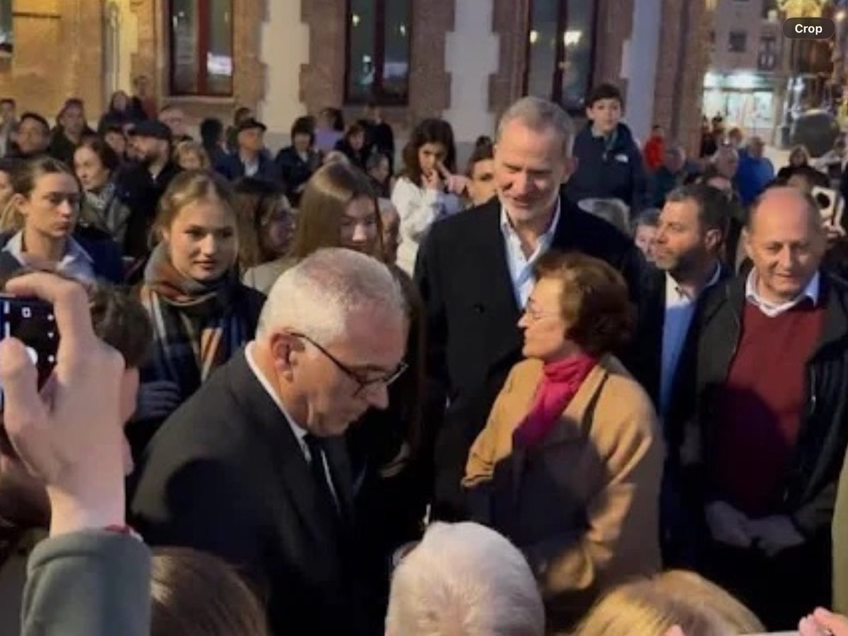TheNorskaPaul's tweet image. On #GoodFriday in #Spain HM’s King Felipe VI, Queen Letizia &amp;amp; their two daughters attended the Holy Week ‘Silence Procession’ in Carabanchel, walking the Plaza de la Parroquia &amp;amp; around the neighbourhood with the many participants.

“Viernes Santo” is the most spiritually