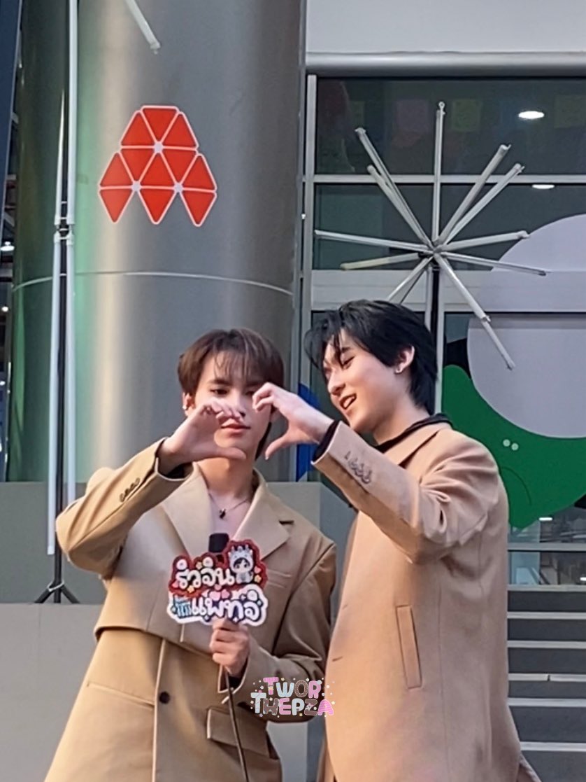 tworthepza's tweet photo. จะบอกว่า มาเจอจ๋องกับจิ๋วครั้งแรก มีความสุขมาก กลับถึงบ้านก็ยังยิ้มอยู่ จริง ๆ วันนี้เตรียมมุกจะไปเล่นด้วยเยอะมากกกก แต่ไม่กล้าเล่น ㅜㅜ มาเท่อรักหนูนะลูก ไว้เจอกันงานต่อ ๆ ไป จะตามไปเล่นให้ครบทุกมุกที่คิดเอาไว้เลย 🥹🥹

♥️ ㅡ #rryjinnn #chira_patt
#ryujinpatji #ริวจินแพทจิ https://t.co/ZKhDObRjwt