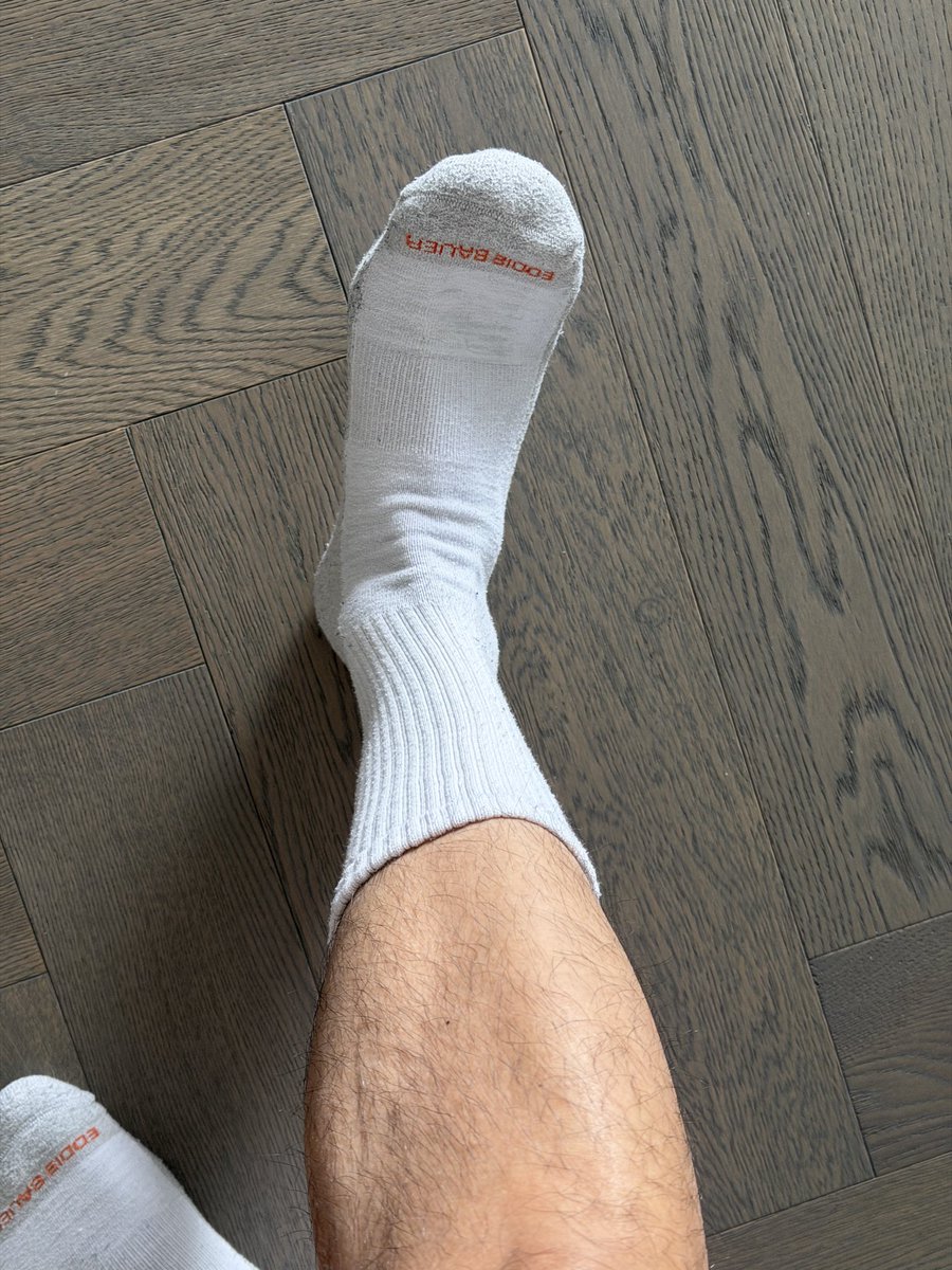 rndfunny's tweet image. Time to bring socks back? 

#socks #socksworship #whitesock #feet #feetworshi̇p #foot