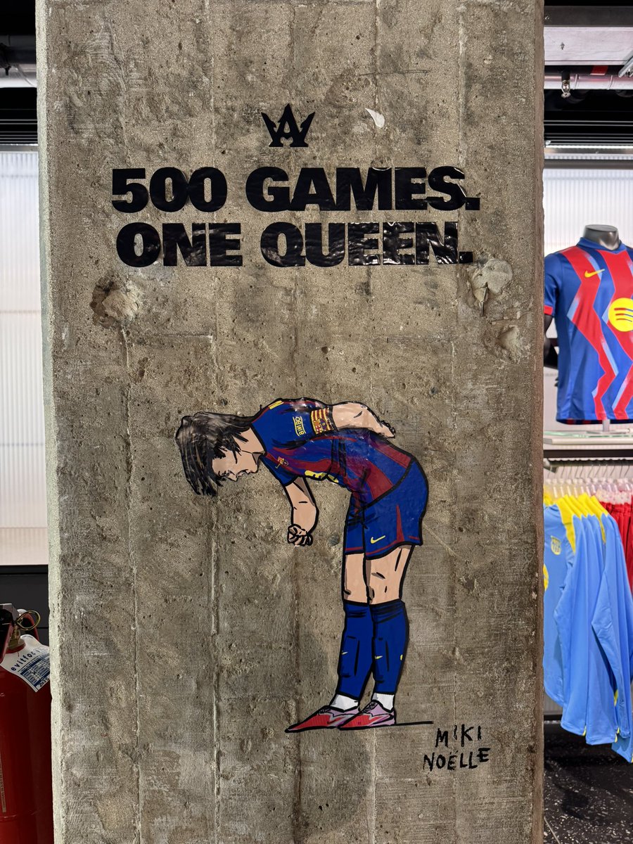 laurajonas16's tweet photo. El homenaje a Alexia en la tienda Nike de Barcelona de Passeig de Gracia 🥹

Con el precioso arte de @mikinoelle de la reverencia, sus botas clavadas por cierto 🔥 el logo y “500 games, One Queen” 👸👏

Donde venden todas las equipaciones del #Barça y solo su nombre expuesto 💙❤️ https://t.co/dQ8RHx2EDP