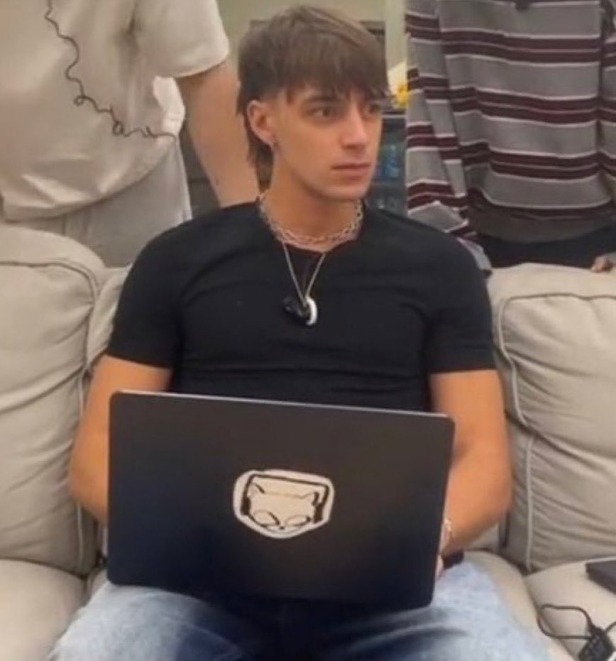 Auro✞ツ (segreto era) tweet media