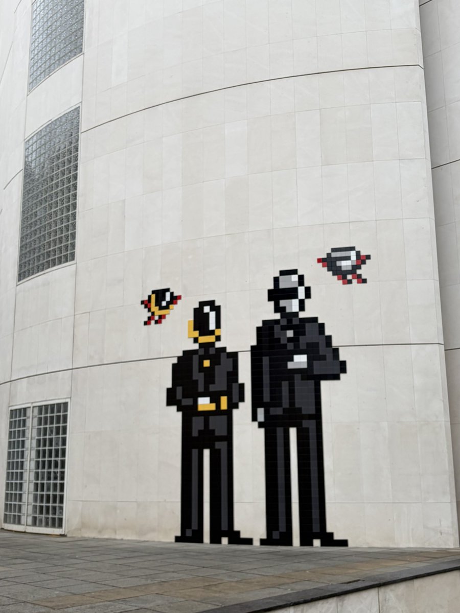 bendarag's tweet photo. Magnifique (et gigantesque !) nouvelle création de #spaceInvader en hommage a nos #DaftPunk 🇫🇷 https://t.co/VRjPXZ1bSB