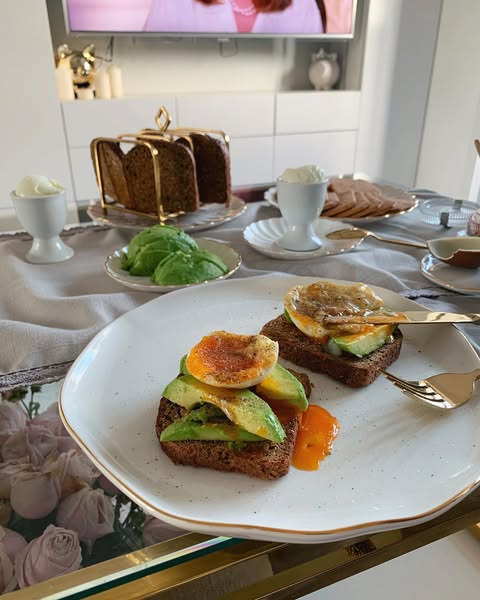 Anna000s's tweet photo. Treated myself to the dreamiest homemade brunch: loaded avocado toast, warm bread, and all my favorite sides. Nothing beats a lazy morning with good food.#WeekendVibes https://t.co/jLImnkB9wU