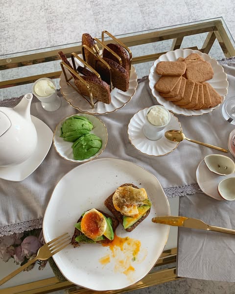 Anna000s's tweet photo. Treated myself to the dreamiest homemade brunch: loaded avocado toast, warm bread, and all my favorite sides. Nothing beats a lazy morning with good food.#WeekendVibes https://t.co/jLImnkB9wU