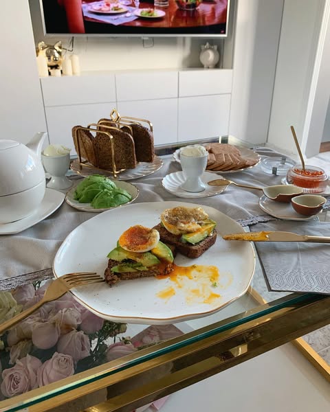 Anna000s's tweet photo. Treated myself to the dreamiest homemade brunch: loaded avocado toast, warm bread, and all my favorite sides. Nothing beats a lazy morning with good food.#WeekendVibes https://t.co/jLImnkB9wU