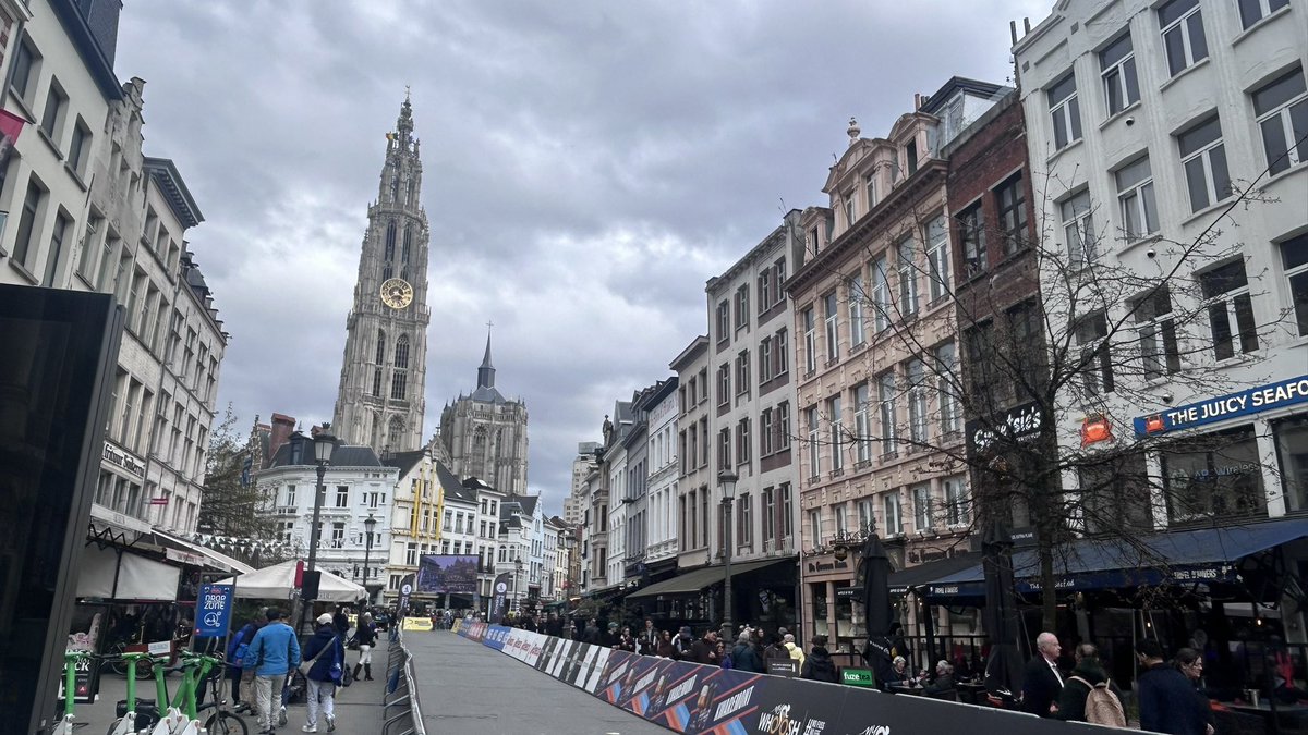 fannylechevestr's tweet image. Le Tour des Flandres, demain, s’annonce majestueux avec les 4 Fantastiques au depart chez les hommes et un duel PFP/Kopecky chez les femmes. Deja beaucoup de monde à Anvers où sera donné le depart de la course masculine. A suivre sur @franceinfo dès 10h. #cyclisme #Flandres