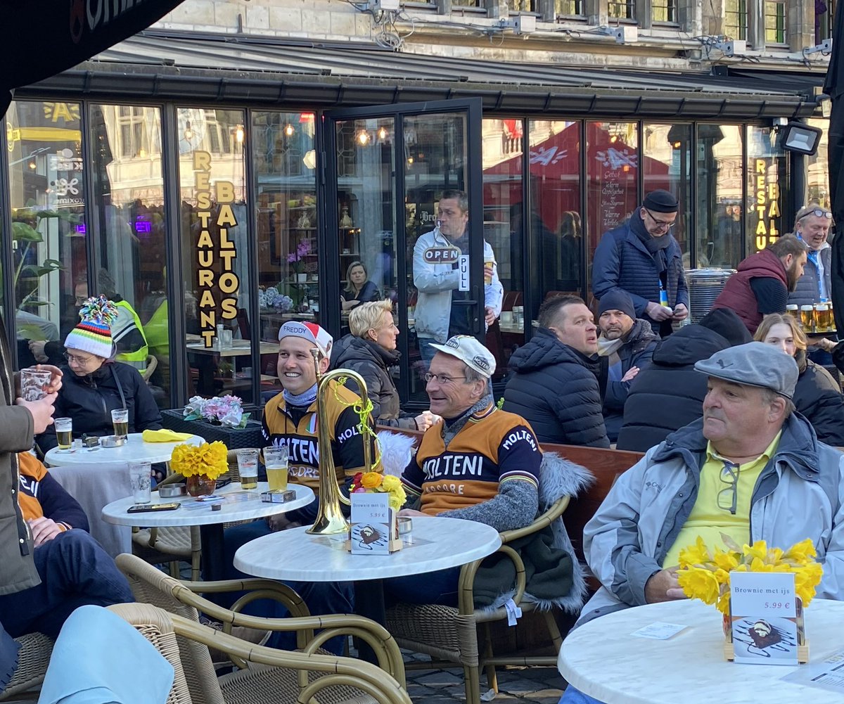fannylechevestr's tweet image. Le Tour des Flandres, demain, s’annonce majestueux avec les 4 Fantastiques au depart chez les hommes et un duel PFP/Kopecky chez les femmes. Deja beaucoup de monde à Anvers où sera donné le depart de la course masculine. A suivre sur @franceinfo dès 10h. #cyclisme #Flandres