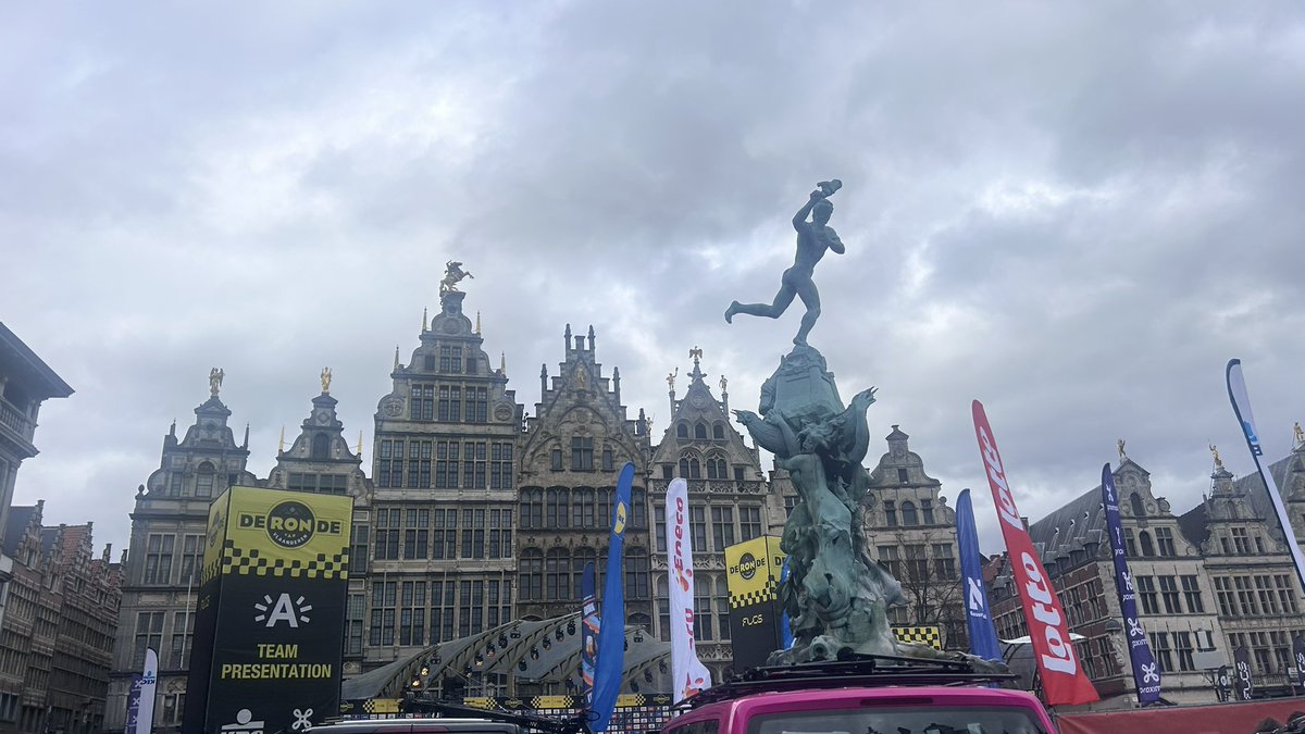 fannylechevestr's tweet image. Le Tour des Flandres, demain, s’annonce majestueux avec les 4 Fantastiques au depart chez les hommes et un duel PFP/Kopecky chez les femmes. Deja beaucoup de monde à Anvers où sera donné le depart de la course masculine. A suivre sur @franceinfo dès 10h. #cyclisme #Flandres