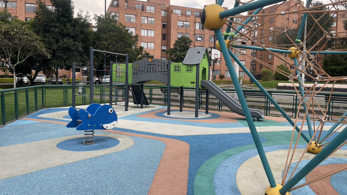 No se a quien hay que agradecerle, pero estos parques: gracias! Mucho mas seguros para los niños en todas las edades.
No esos de solo tuvo que uno pestañea y ya están en el piso.

Por favor cambien todos por estos, asi!

#Bogota