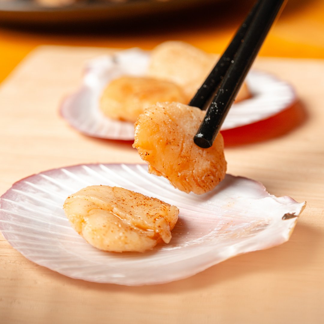 lowmegatron's tweet photo. Sea scallop prevents obesity in mice fed a high-fat + high-sugar diet.

The animals were fed diets with different proteins: chicken, cod, crab, or scallop, for 6 weeks‹ those are listed from lowest to highest taurine content. Here's what happened:

"Only scallop-fed mice gained less body and fat mass."
"Liver mass was reduced in scallop-fed mice."

"Overnight fasted plasma triacyglyceride, free fatty acids, glycerol and hydroxy-butyrate levels were significantly reduced, indicating reduced lipid mobilization in scallop-fed mice."

That finding is huge: Free fatty acids interfere with glucose in multiple ways, partly via the Randle cycle. They are a driver of most metabolic issues. The anti-stress effect of taurine no doubt helps reduce them.

"Dietary intake of taurine and glycine correlated negatively with body mass gain and total fat mass, while intake of all other amino acids correlated positively."

"dietary scallop protein completely prevents high-fat, high-sucrose-induced obesity whilst maintaining lean body mass and improving the plasma lipid profile...”

It’s highly likely that taurine and glycine are doing the heavy lifting. Unfortunately, scallops are very expensive in most places. Gelatin and taurine supplementation are good options.

Ref: Scallop protein with endogenous high taurine and glycine content prevents high-fat, high-sucrose-induced obesity and improves plasma lipid profile in male C57BL/6J mice