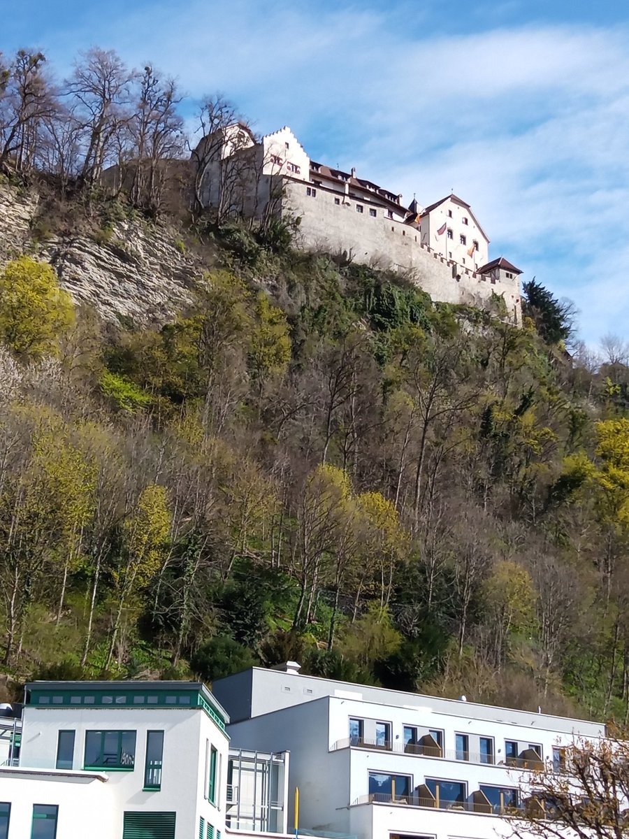 cat_alo's tweet image. #lihtenştayn başkenti #vaduz  şehri... Paranın başkenti.Küçücük ülke ,boyundan büyük parayı yönetiyor.:))