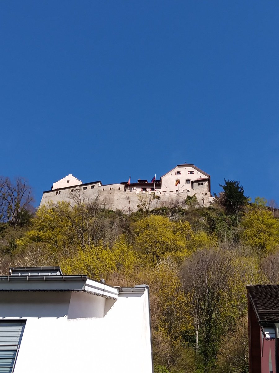 cat_alo's tweet image. #lihtenştayn başkenti #vaduz  şehri... Paranın başkenti.Küçücük ülke ,boyundan büyük parayı yönetiyor.:))