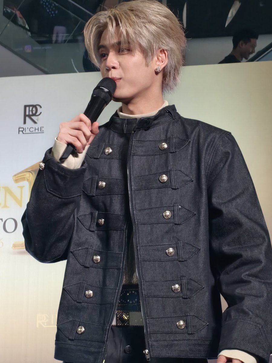 นอนสาหล่า หลับตาแม่สิกล่อม tweet media