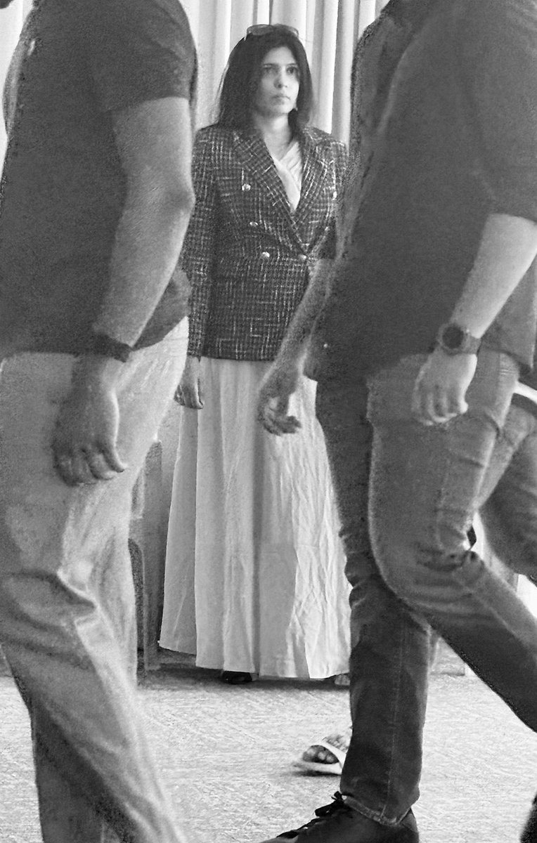 PragathiY's tweet image. Insta లో తరచుగా నా టీచింగ్ ఫోటోలు, క్లాస్ ఫోటోలు పెట్టమని పెద్దలు (శ్రేయోభిలాషులు) సలహా ఇస్తున్నారు. ఈ రెండు pics moment లో capture చేసినవి. ఏది పోస్ట్ చేయను?

#TheRepertoireByPY #ActingCoach #ActingLife #Hyderabad