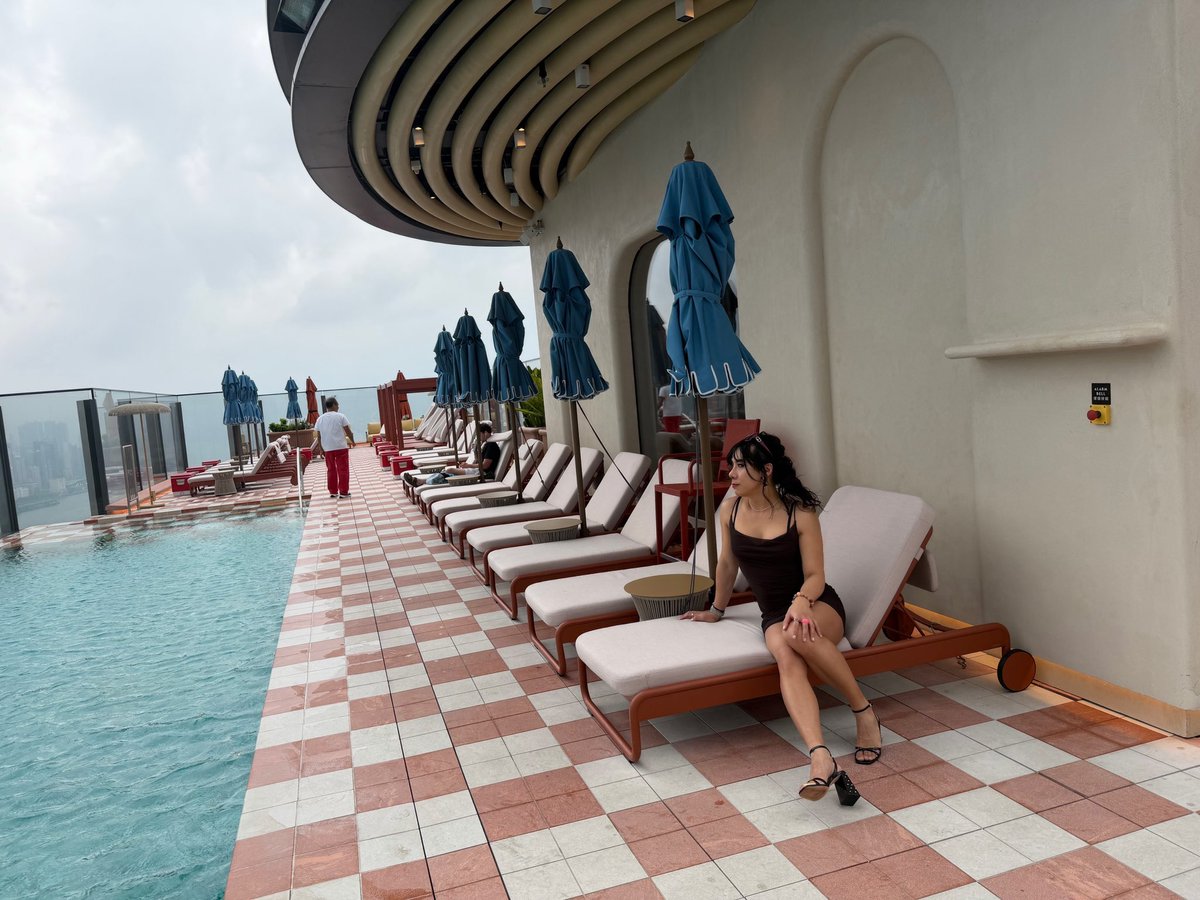jinnybabybaby's tweet photo. 大風到癲….. that wind pushes me to the water!!! 

 #crossdress #ootdhk #hkfoodieblogger #kimptonhotel #poolbar https://t.co/7WhHyCSqmn