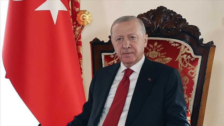 الرئيس التركي رجب طيب أردوغان يستقبل وفداً من حركة حماس في المكتب الرئاسي بقصر دولما بهجة بإسطنبول. وناقش الاجتماع آخر المستجدات في غزة