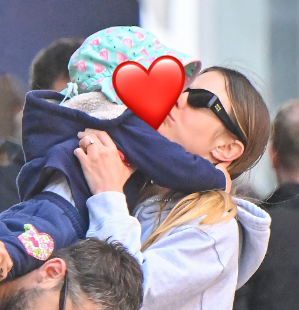 Mia Goth Brasil tweet media