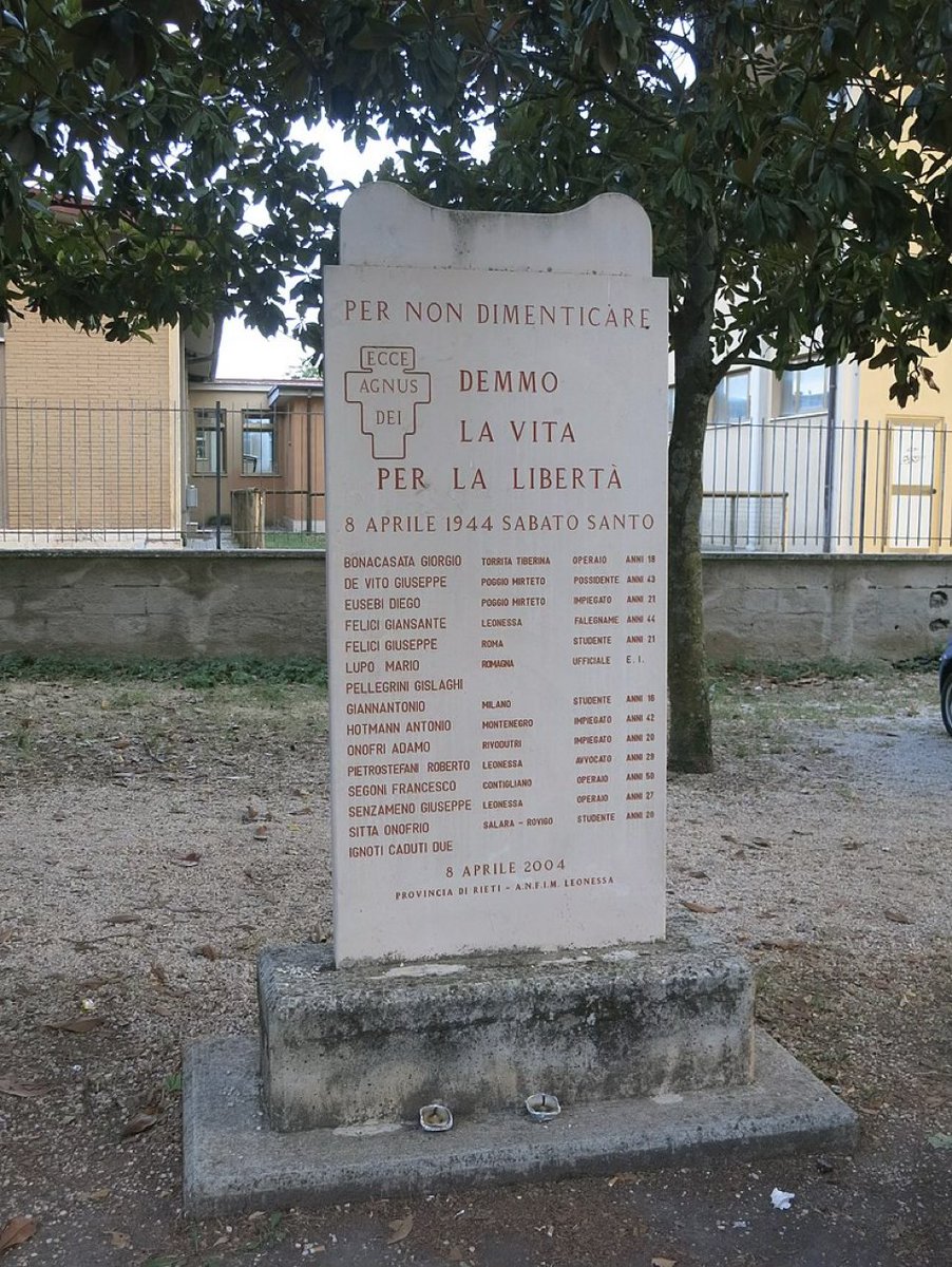 ANPIRomaPosti's tweet photo. Il #9aprile 1944,15 #patrioti rastrellati nei giorni precedenti dai nazisti nella zona di #Leonessa (#RI) furono prelevati dal carcere e portati in località "Quattro Strade".Qui furono fucilati e sepolti in una fossa comune. Il luogo nel dopo guerra fu denominato "Fosse Reatine". https://t.co/3Hgq6XvBWU