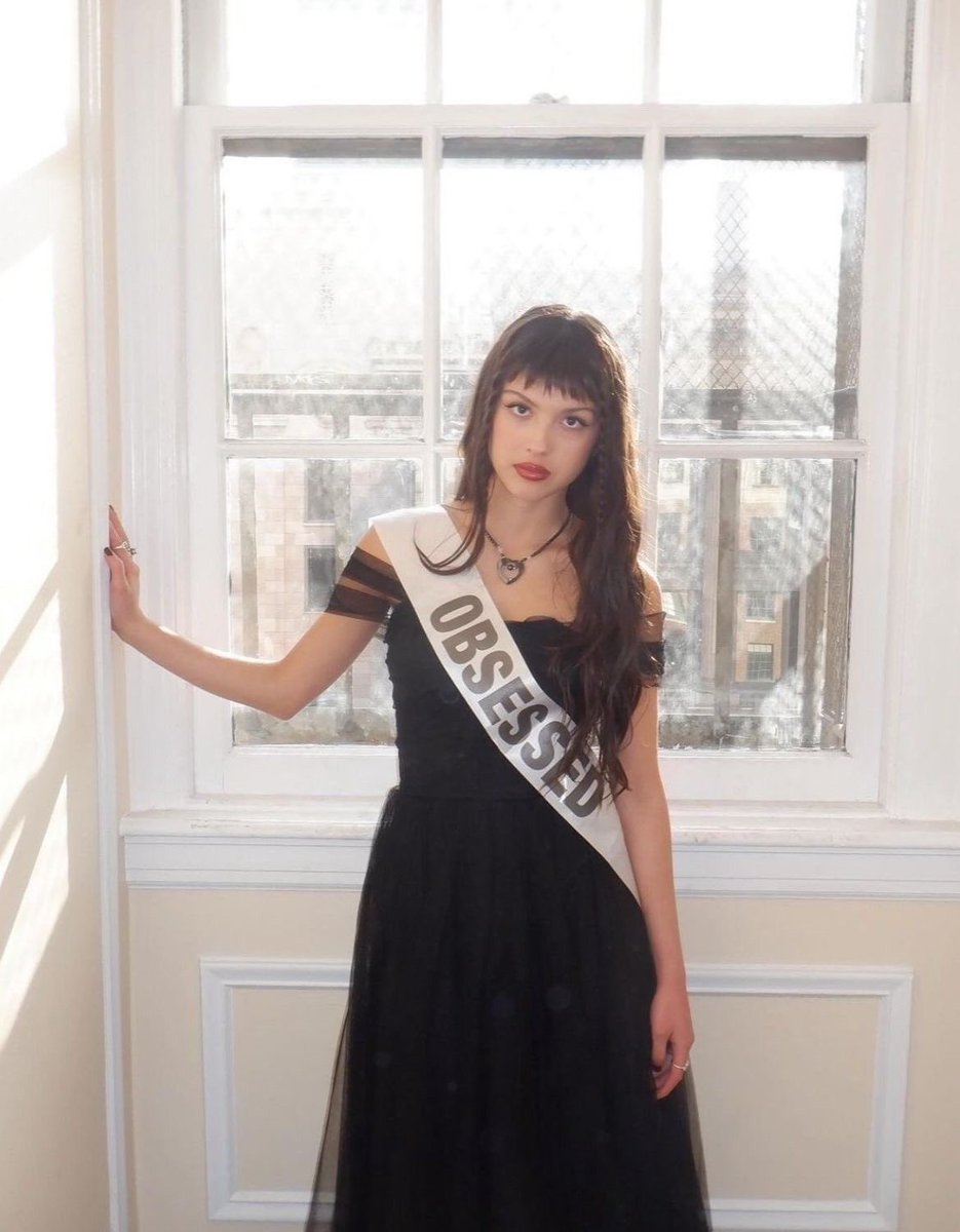 hat 𝓈𝑜 𝒾𝓃 𝓁𝑜𝓋𝑒 tweet media