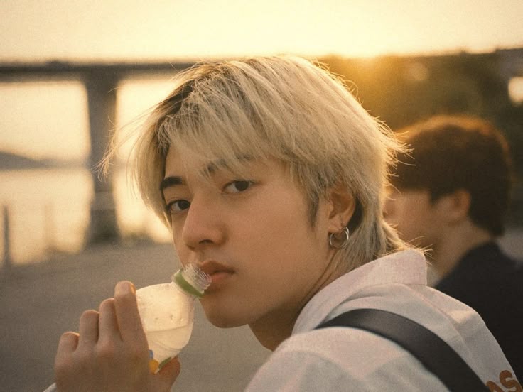 ecriturej's tweet photo. But anyway, selamat kepala 22. It's still weird knowing we are on the same age tau nggak to. Rasanya kayak mungkin kalau lo temen gue malam ini kita udah nangisin ulang tahun udah tapi sidang skripsi belum https://t.co/prpGtFsWUP