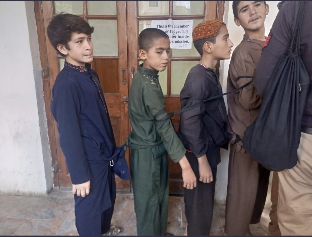 Anonymous768827's tweet photo. ضروری نہیں کہ مورخ دو زانو ہو کر بیٹھے اور پھر تاریخ لکھے۔۔
بس حالات و واقعات خود  تاریخ بنا رہے ہوتے ۔۔۔۔ https://t.co/gMfztQyCZT