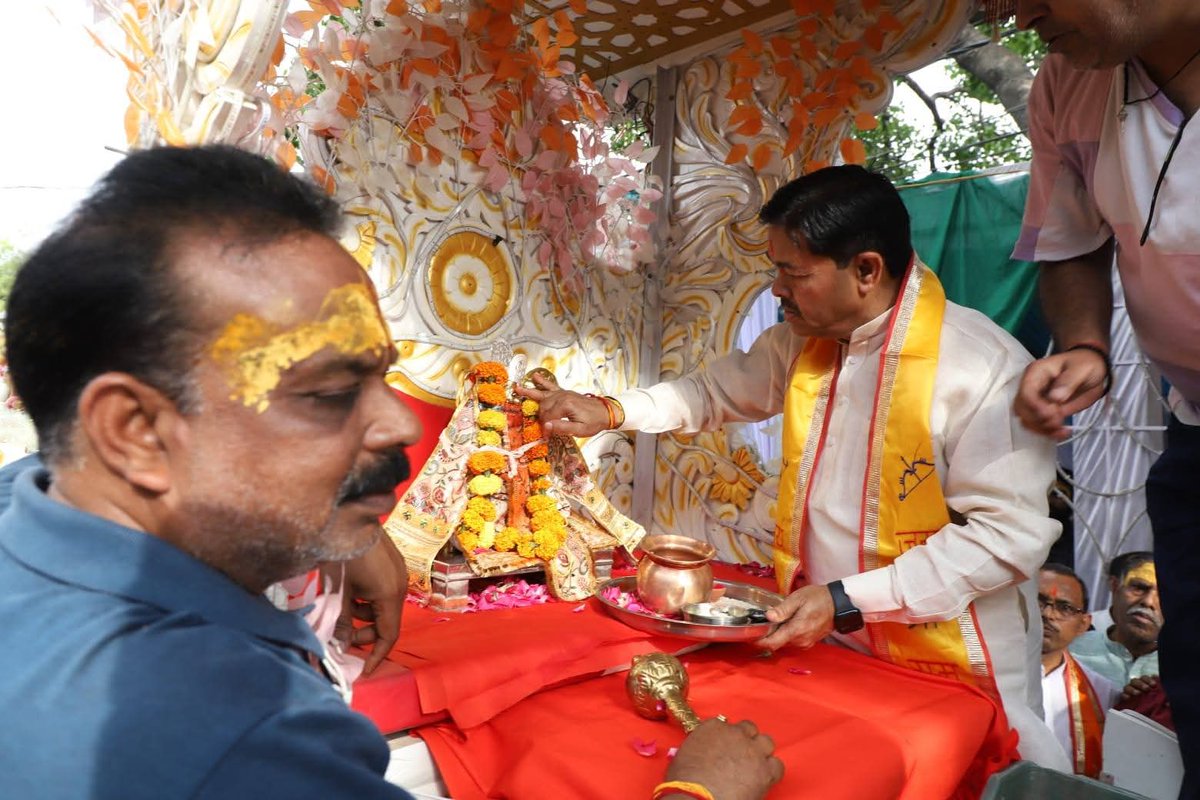 blvermaup's tweet photo. गृह नगर उझानी में श्री हनुमान जन्मोत्सव की भव्य शोभा यात्रा का शुभारंभ करने का सौभाग्य मिला।
अपार जन समूह की उपस्थिति और उत्साह ने इस आयोजन को भव्यता प्रदान की।
#जय_श्री_राम 🏹
#जय_बजरंगबली 🚩
#budaun #ujhani https://t.co/NpMaLqP8It