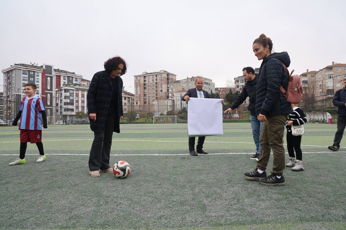 İl Eş Başkanımız Arife Çınar ile birlikte  “ Sahanın Güneşi Barış, Hedefi Zafer” şiarıyla  Güneşe Doğru Futbol Turnuvası’na başlangıcını yaptık.

Barış ve Demokratik Toplum için tüm sahalarda olmaya devam edeceğiz.