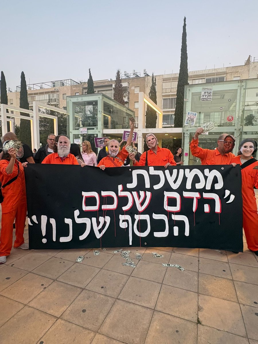 מחאת הסרבלים הכתומים tweet media