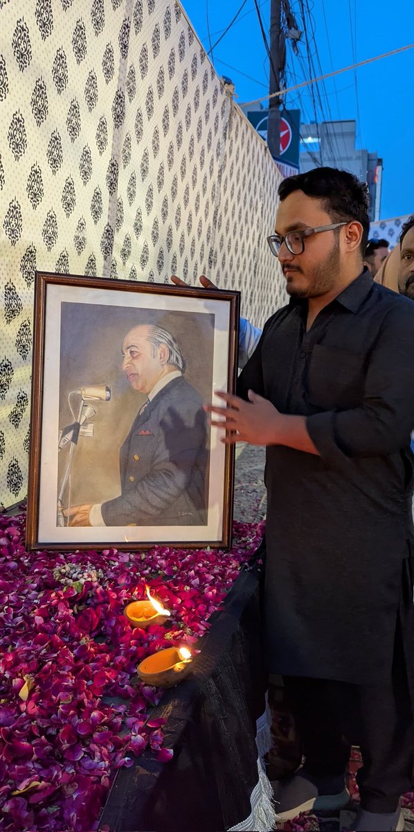 sarnppp's tweet photo. آج 4 اپریل شہیدِ عوام جناب ذوالفقار علی بھٹو صاحب کے 47ویں یومِ شہادت کے موقعے پر PS-125 ضلع وسطی کی جانب سے فاتحہ خوانی اور چراغاں کا اہتمام کیا گیا🇱🇾

@BBhuttoZardari @AAliZardari @AseefaBZ @SaeedGhani1 @SyedNasirHShah @RaufNagori  @SMasroorAhsan @shehzadmajeedpp @MediaCellPPP https://t.co/4NHZSqrThM