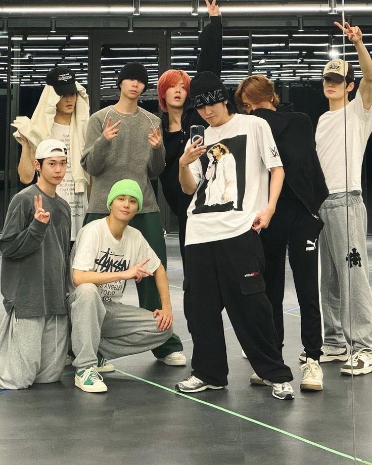 Igbt127's tweet photo. mark my silly 😭😭 this is one of my fav ot8 pics ever i love them sososososs much https://t.co/z1FyzFn5jU
