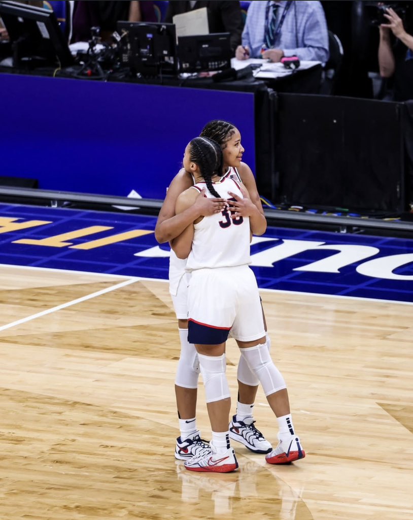 salt3dwounds's tweet photo. sarah and azzi hugging right before the game ended🥲 i’ll miss them so much https://t.co/IIh901kDYy